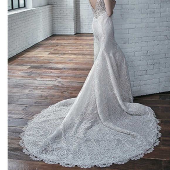 Badgley Mischka Cindy Bridal Wedding Gown - Picture 16 of 16